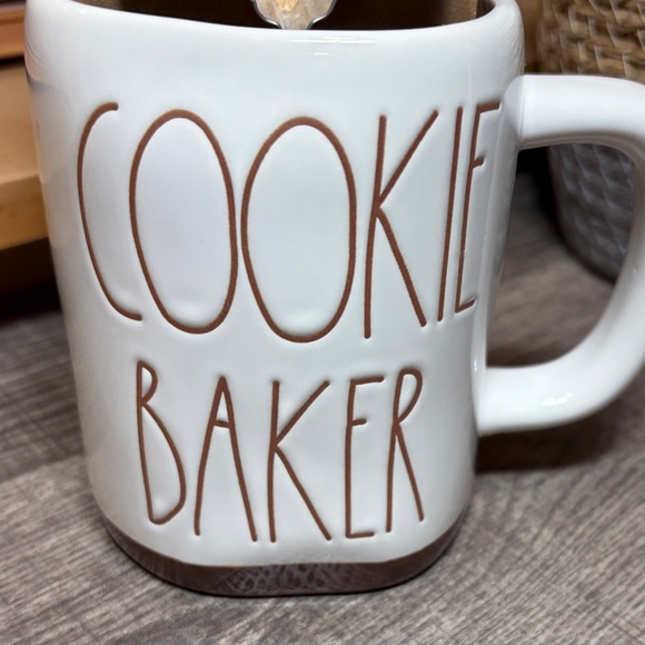 Rae Dunn ‘Cookie Baker’ Mug with Cookie Cutter - Picture 3 of 8